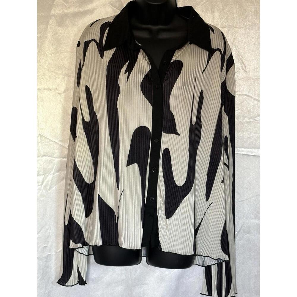 Fashion Nova Black & white Ribbed Button Up Blouse